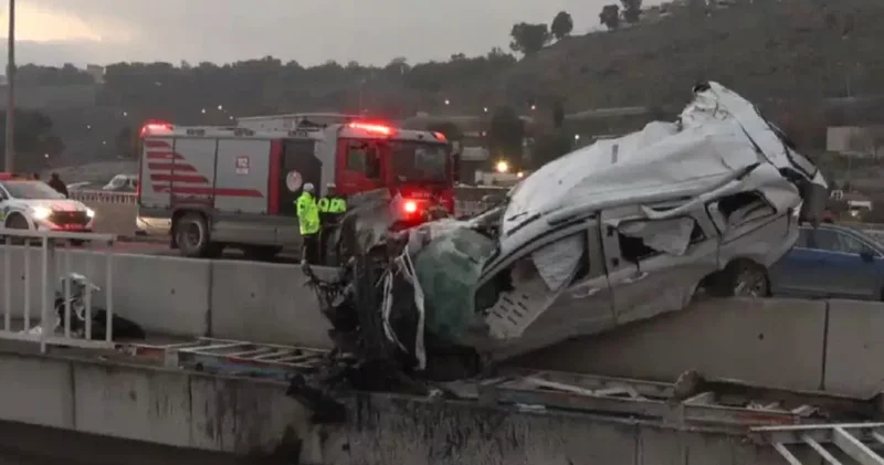 İzmir de kontrolden çıkan TIR viyadükten düştü
