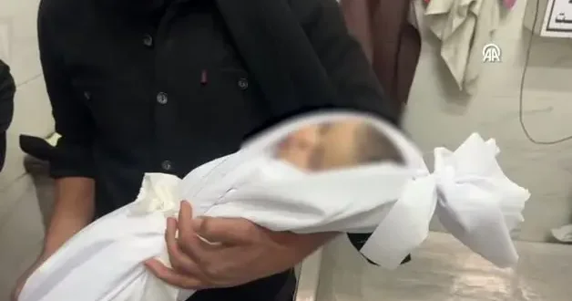 Gazze de 2 aylık bebek soğuktan donarak can verdi! Acılı babanın yüreğine kor ateş düştü...