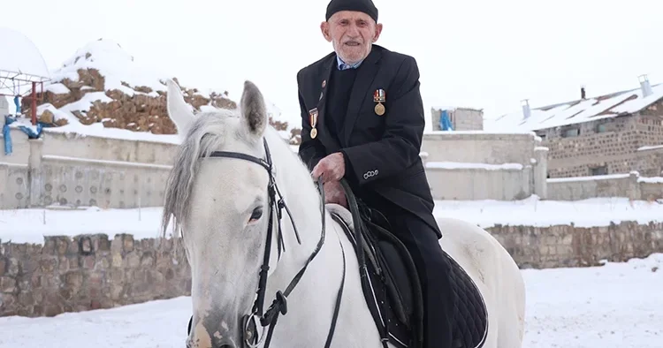 96 yaşındaki gazi hala ata biniyor Katıldığı savaşı unutamıyor: Arkadaşlarımın şehit olduğu aklıma geliyor