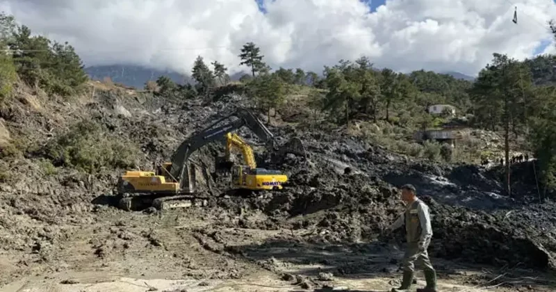 Muğla’da korkutan heyelan: Yol trafiğe kapatıldı