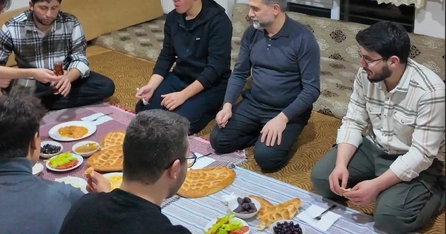 Sahur sofrasında öğrencileri yalnız bırakmadı Erzurum Haberleri