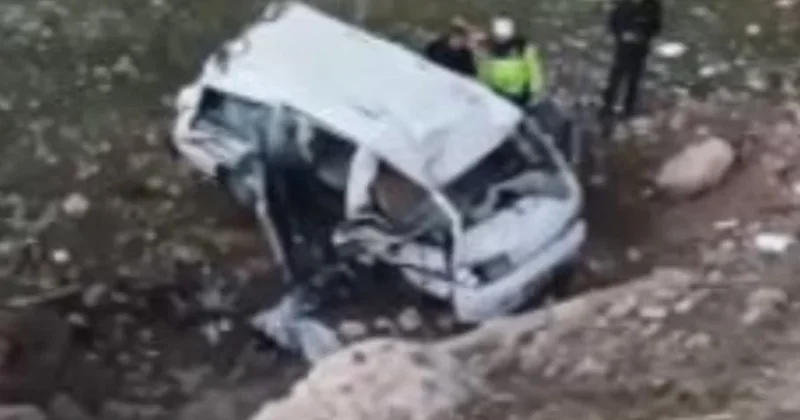 Kontrolden çıkan kamyonet uçuruma yuvarlandı Sözcü Gazetesi