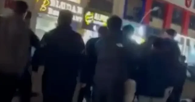 Başakşehir’de iftar sonrası gerginlik: Etkinlik çadırındaki kavga sokağa taştı VİDEO İZLE