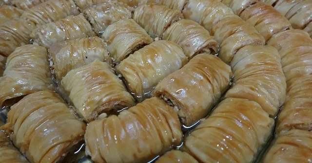 Karadeniz in öne çıkan tatlıları arasında yerini alan Laz böreği ve gocaman gerdanı Ramazan da daha çok ilgi görüyor Laz böreğinin büyük ilgi görmesine rağmen hala bu lezzeti bilmeyenlerin olduğu belirtildi Trabzon Haberleri