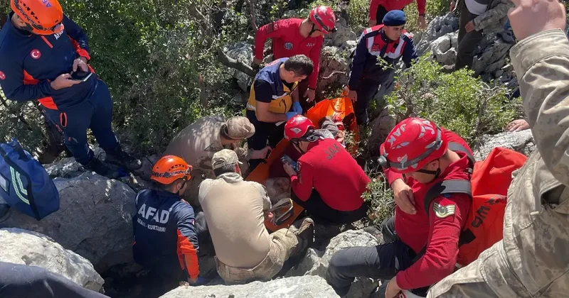 Ölümle burun buruna 24 saat! Yaşlı kadın 5 metrelik yarıkta sıkışmış halde bulundu