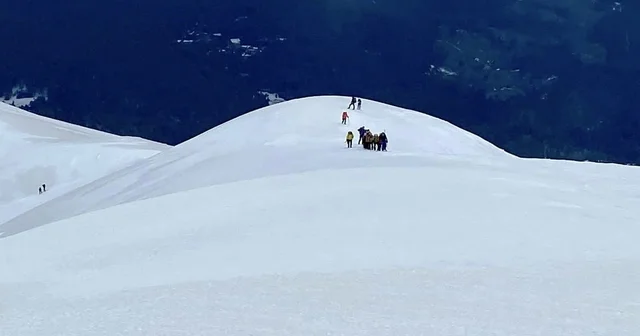 Uludağ ın zirvesindeki donmuş Türk Bayrağını dağcılar değiştirdi Bursa Haberleri
