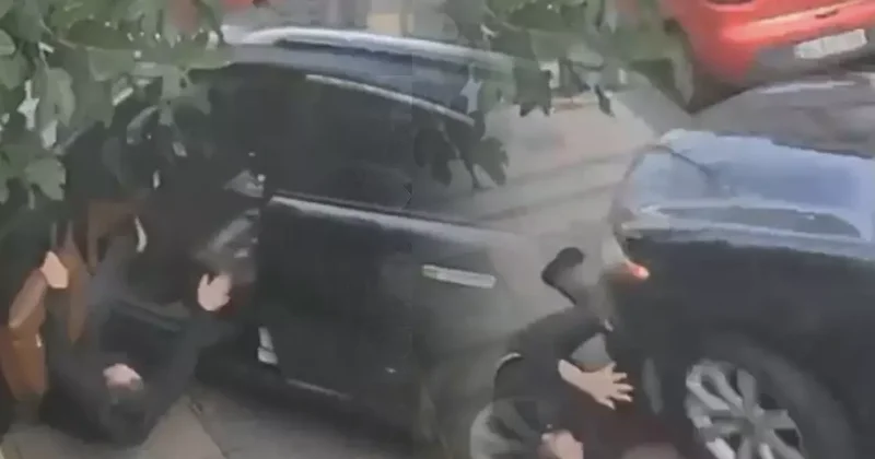 İstanbul da akılalmaz kaza! Şoför koltuğundan düştü, kendi aracının altına kaldı... Esnaf gülerek anlattı