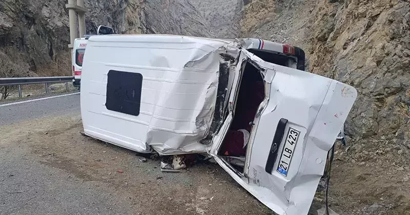Hakkari Çukurca kara yolunda minibüs takla attı: 1’i ağır 4 yaralı