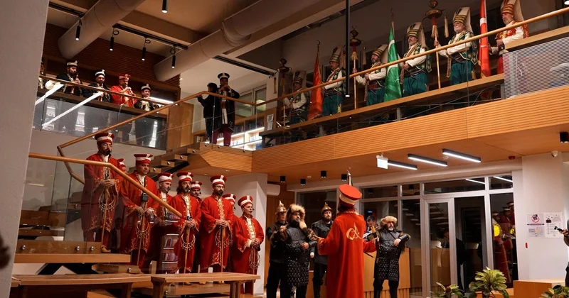 Düzce de kütüphanede ders çalışan gençlerin mehter marşı geleneğine sürpriz destek