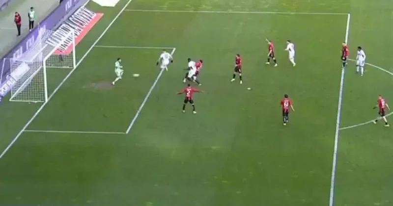 Tepkiler artıyor: Trabzonspor un attığı gol Galatasaray ın iptal edilen golünün aynısı