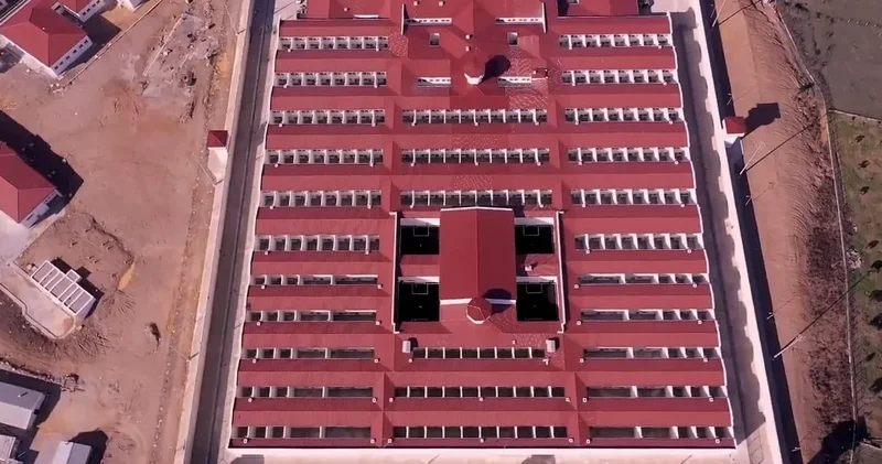 Kuyu tipini incelemeye geldiler, sınır dışı edildiler