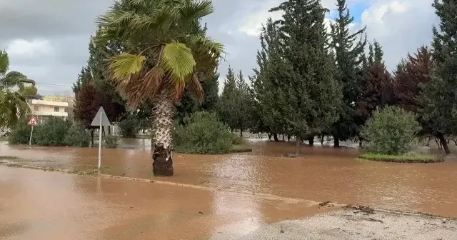 Osmaniye’de aniden bastıran yağış hayatı felç etti: Sokaklar göle döndü evleri su bastı VİDEO İZLE