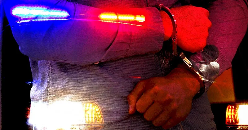 Bıçaklanan gencin ailesini tehdit eden 3 zanlı tutuklandı