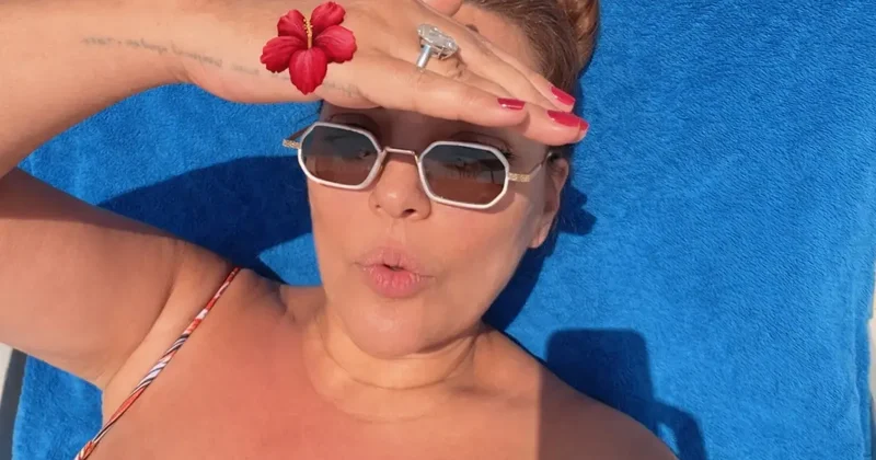 Demet Akalın ın Dubai Tatili ve Dev Tektaş Yüzüğü Gündem Oldu