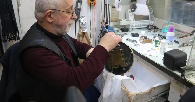 Saat sevdasından yurt dışı eğitimini bıraktı: Yıllardır zamana sevgiyle ayar veriyor Çocuk yaşta başladığı mesleğine yarım asırdır devam ediyor Sakarya Haberleri