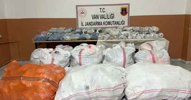 Durdurulan araçtan 3 milyon TL değerinde gümrük kaçağı eşya çıktı Van Haberleri