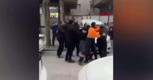 Küçükçekmece de iftar saatine dakikalar kala çıkanpark yeri kavgası herkesi korkuttu