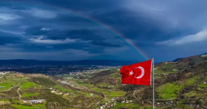 Gökkuşağı ve Türk bayrağı aynı karede buluştu