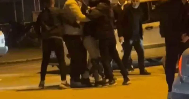 Trafikte tekmeli yumruklu kavga kamerada