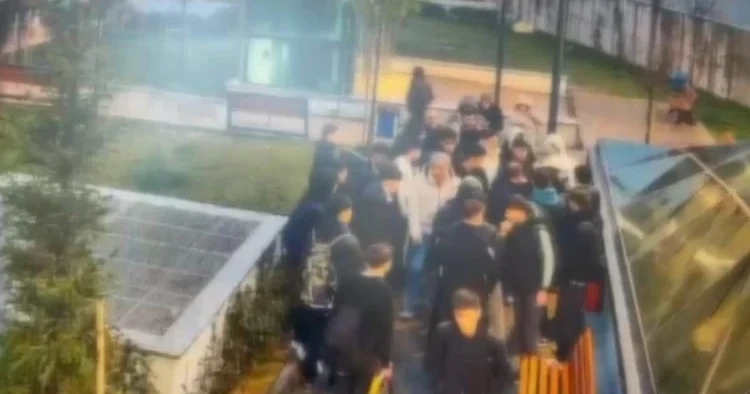 Kavgayı ayırmak isterken 6 yerinden bıçaklanmıştı: Aileye tehdit mesajları atan 3 kişiye gözaltı