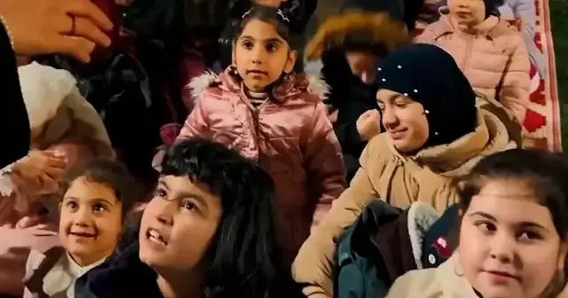 Safa Vakfı Fatih Camii’nde teravih namazına katılan çocuklara özel Gazze temalı etkinlik düzenledi VİDEO İZLE