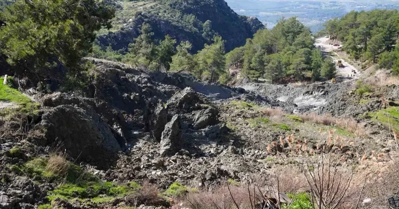 Seydikemer’de heyelan nedeniyle yol kapandı