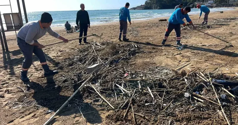 Alanya’da fırtına sonrası plajlarda temizlik yapıldı