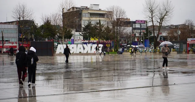 Sakarya da şehir merkezinde yağmur, yüksek kesimlerde kar etkili oluyor Sakarya Haberleri