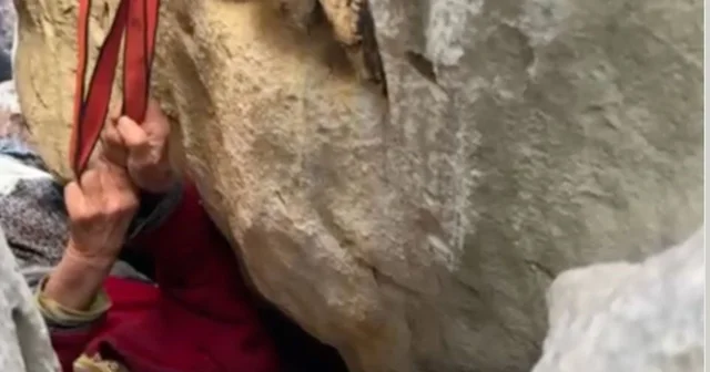 Koyunlarını otlatan yaşlı kadın düştüğü kayalıkların arasında 1 gün sonra bulundu Jandarma ve AFAD ın çalışmasıyla bulunduğu yerden çıkartıldı Antalya Haberleri