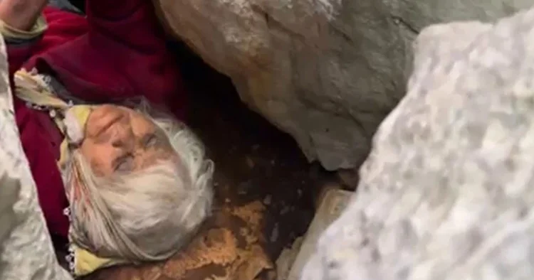 Kayalık bölgede 5 metrelik yarığa düşen yaşlı kadın 24 saat sonra kurtarıldı