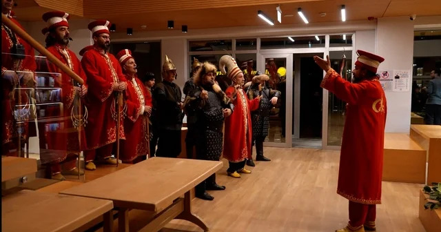 İftar sonrası kütüphaneye giden öğrencilere mehter takımı sürprizi Düzce Haberleri