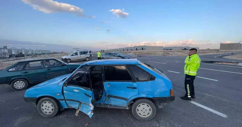Karaman’da iki otomobil çarpıştı: 2 yaralı