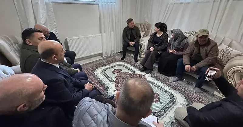 Çilem, özel gereksinimli abla ve ağabeyine hem annelik hem babalık yapıyor