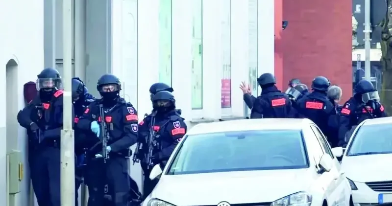 Baskına gelen polisleri iftara davet ettiler Yerel Gündem Haberleri