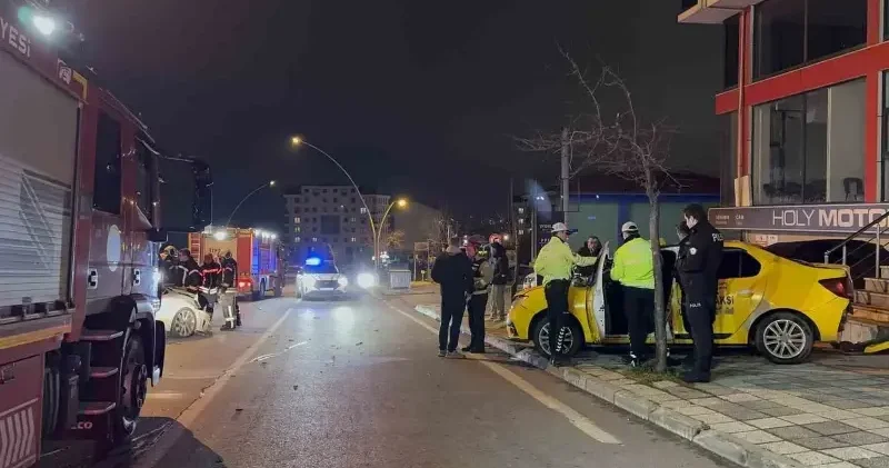 Kocaeli de iki otomobilin çarpıştı: Kaza maddi hasarla atlatıldı Gündem Haberleri