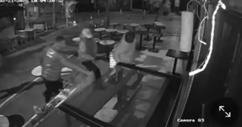 Kadıköy de kafe önüne bırakılan çilekleri tadına bakıp çaldılar