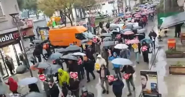 Okullardaki Ramazan coşkusundan rahatsız olan grup İzmir de yürüyüş yaptı