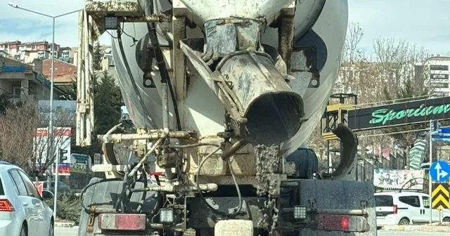 Mikserden taşan beton, asfalt yola döküldü Elazığ Haberleri
