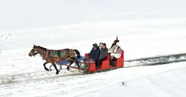 Çıldır Gölü’nde dörtnala atlı kızak safarileri nefes kesiyor VİDEO İZLE
