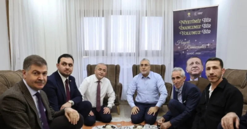 Bakan iftarda AKP afişini yanında taşıdı Sözcü Gazetesi