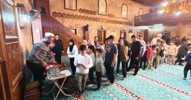 Manisa da teravih sonrası çocuklara sürpriz Teravih namazı için camiye gelen çocuklara Müftü Kabukçu çeşitli hediyeler dağıttı Manisa Haberleri