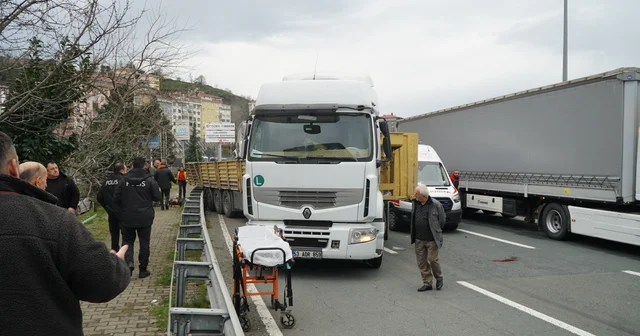 Karadeniz Sahil Yolu nda 2 TIR ın karıştığı kaza; 4 yaralı Rize Haberleri