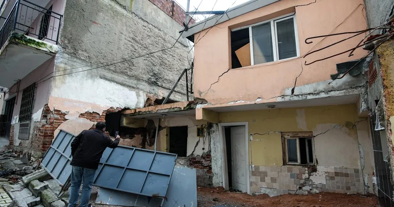 İzmir de tünel inşaatında evleri zarar gören mahalleliden belediyeye tepki