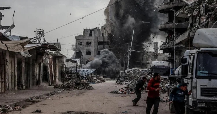 İsrail, Gazze yi savaş uçakları ve toplarla hedef aldı