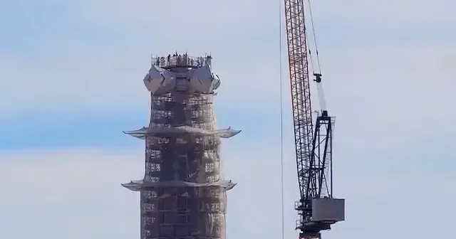 Tamamlanması için 144 yıl uğraştılar: Barselona nın simgesi La Sagrada Familia nın son parçası yerleştirildi VİDEO İZLE