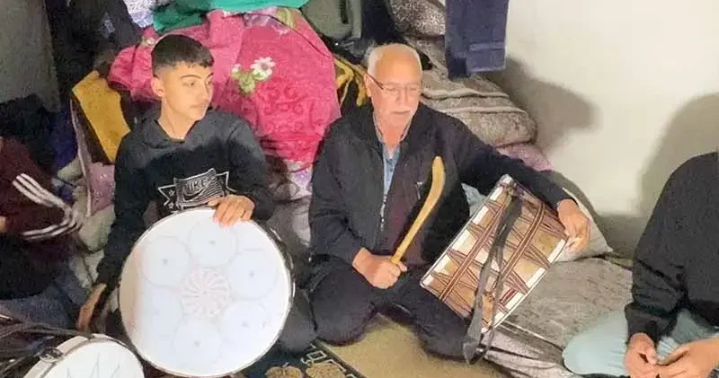 Gaziantep ten Avcılar a gelip 43 yıldır ramazan davulu çalıyor; geleneği torunu sürdürüyor