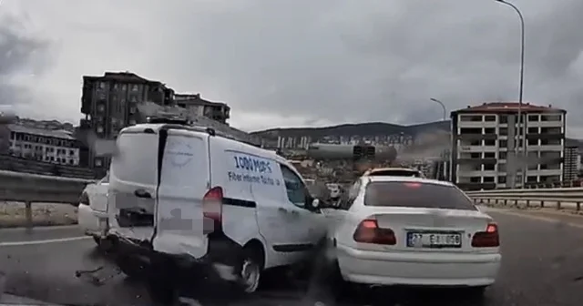 Kontrolden çıkan araç, önündeki 4 araca çarptı: O anlar kamerada Gaziantep Haberleri