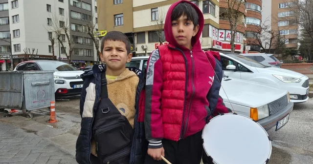 Yeğeniyle birlikte bayram harçlığı toplayan küçük davulcu O davul çalarken, yeğeni ise mani söyledi Eskişehir de 11 yaşındaki çocuk, ışıkta bekleyen sürücülere davul çaldı Eskişehir Haberleri
