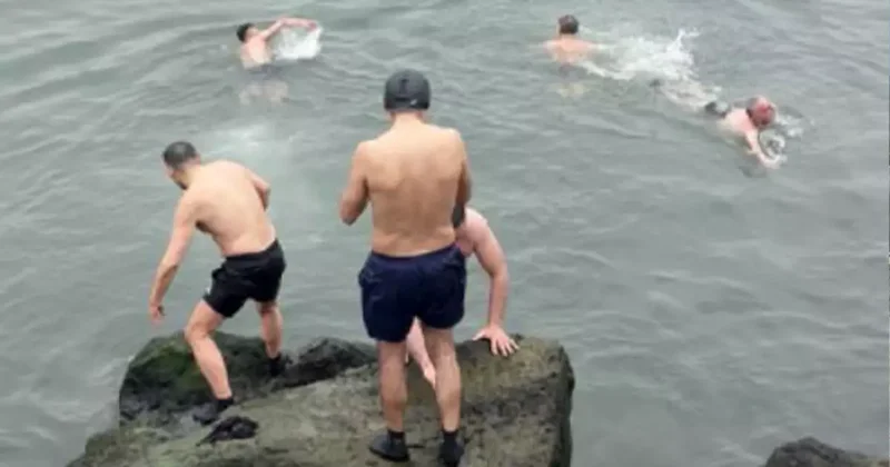 10 derece sıcaklıkta denize girdiler