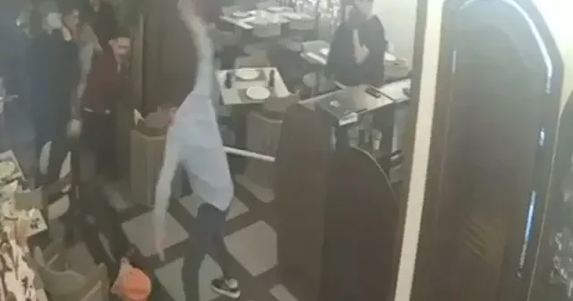 Ali Mahir Başarır ın sağ kolu kavgaya karıştı: Mezitli Belediye Başkanı Tuncer in vatandaşlara saldırdığı an kamerada VİDEO İZLE